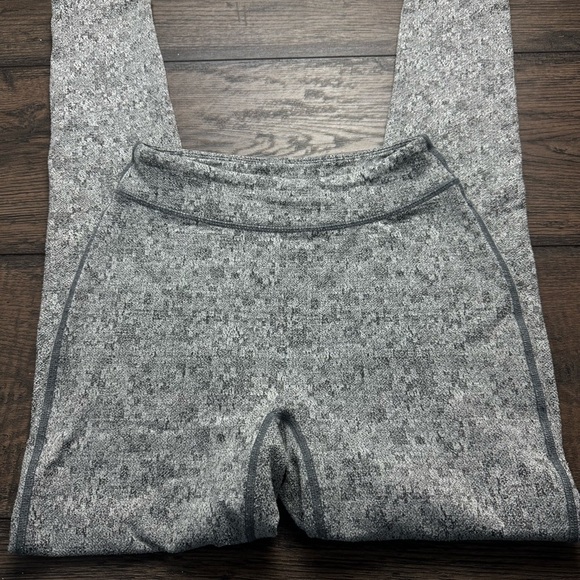 Gymshark Textured Gray Leggings - Picture 4 of 4